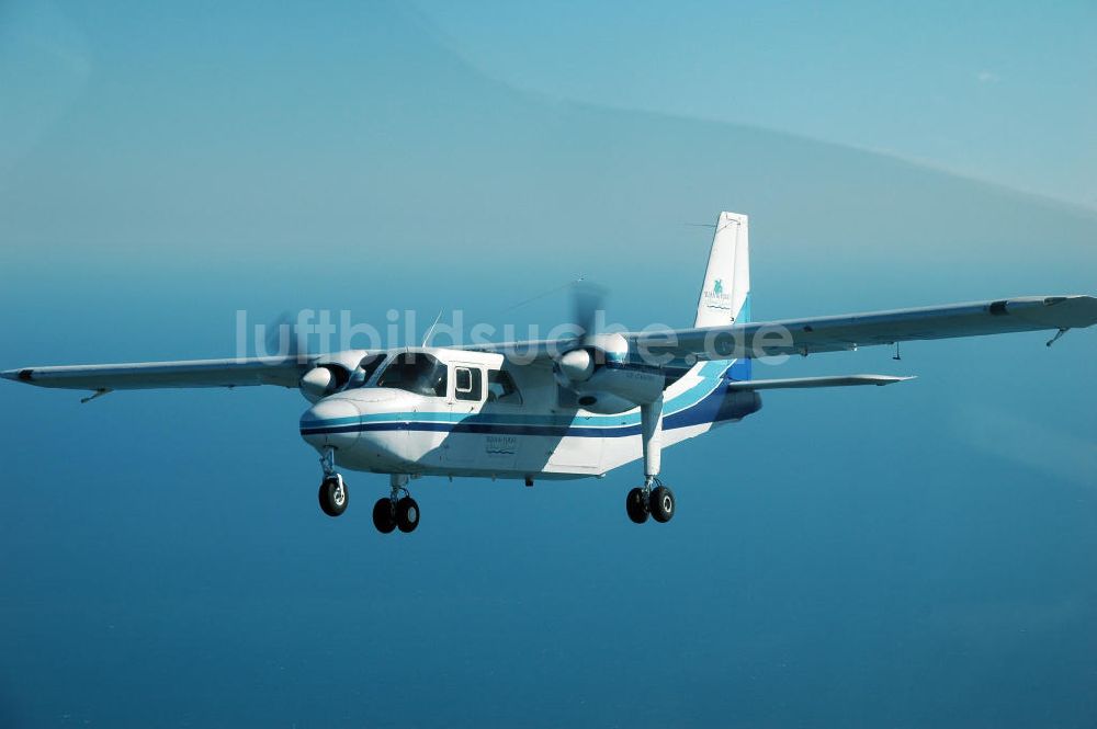 Mosambik / Mozambique aus der Vogelperspektive: Britten-Norman BN-2 Islander über dem Küstenbereich vor Mosambik - bush plane