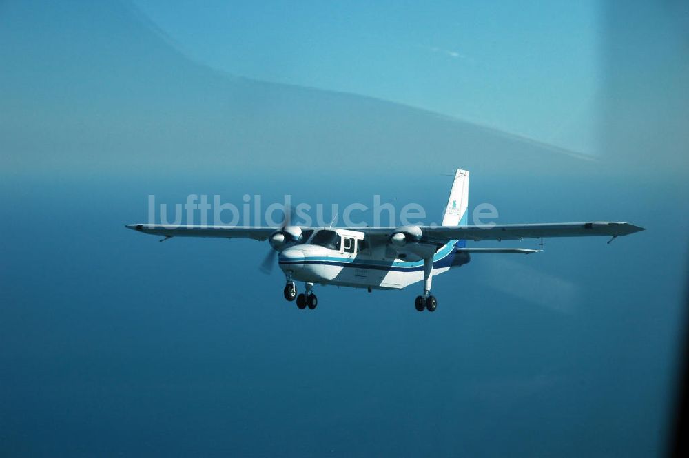 Luftbild Mosambik / Mozambique - Britten-Norman BN-2 Islander über dem Küstenbereich vor Mosambik - bush plane