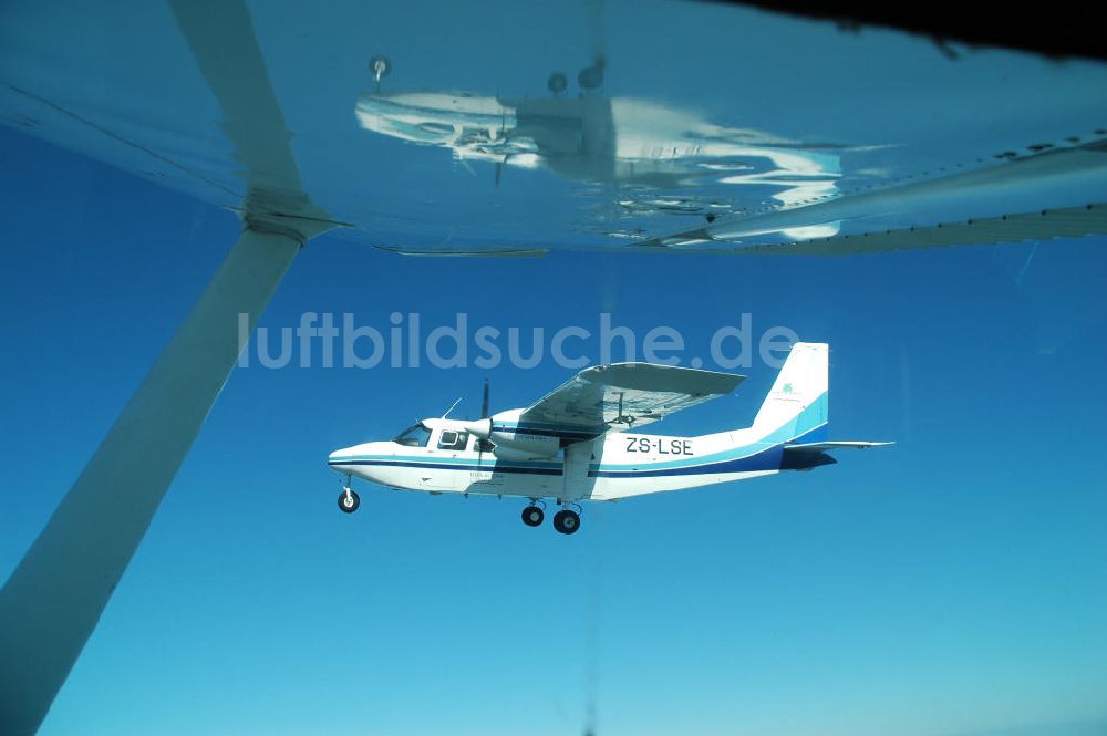 Luftaufnahme Mosambik / Mozambique - Britten-Norman BN-2 Islander über dem Küstenbereich vor Mosambik - bush plane