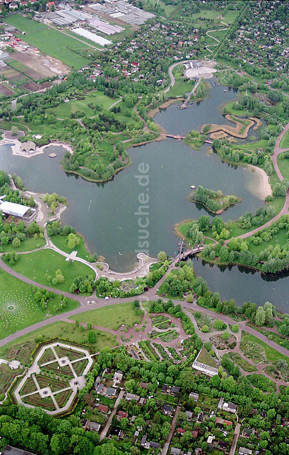 Berlin / Britz aus der Vogelperspektive: 20.05.1995 Britzer Garten