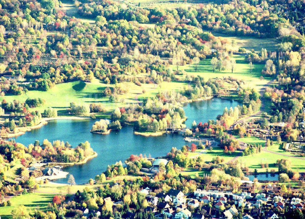 Berlin - Britz aus der Vogelperspektive: Britzer Garten in herbstlicher Farbenpracht.