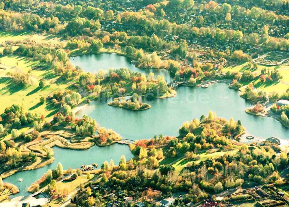 Luftaufnahme Berlin - Britz - Britzer Garten in herbstlicher Farbenpracht.