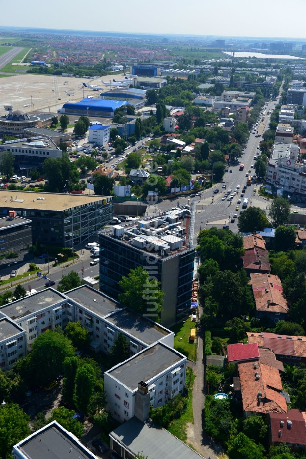 Bukarest aus der Vogelperspektive: Büro- und Geschäfthaus- Gebäudekomplex Banesa Airport Tower in Bukarest in Rumänien