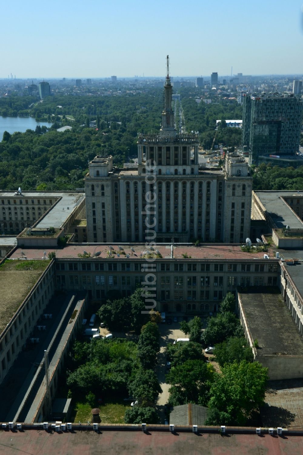 Bukarest aus der Vogelperspektive: Büro- und Geschäfthaus- Gebäudekomplex House of Free Press in Bukarest in Rumänien