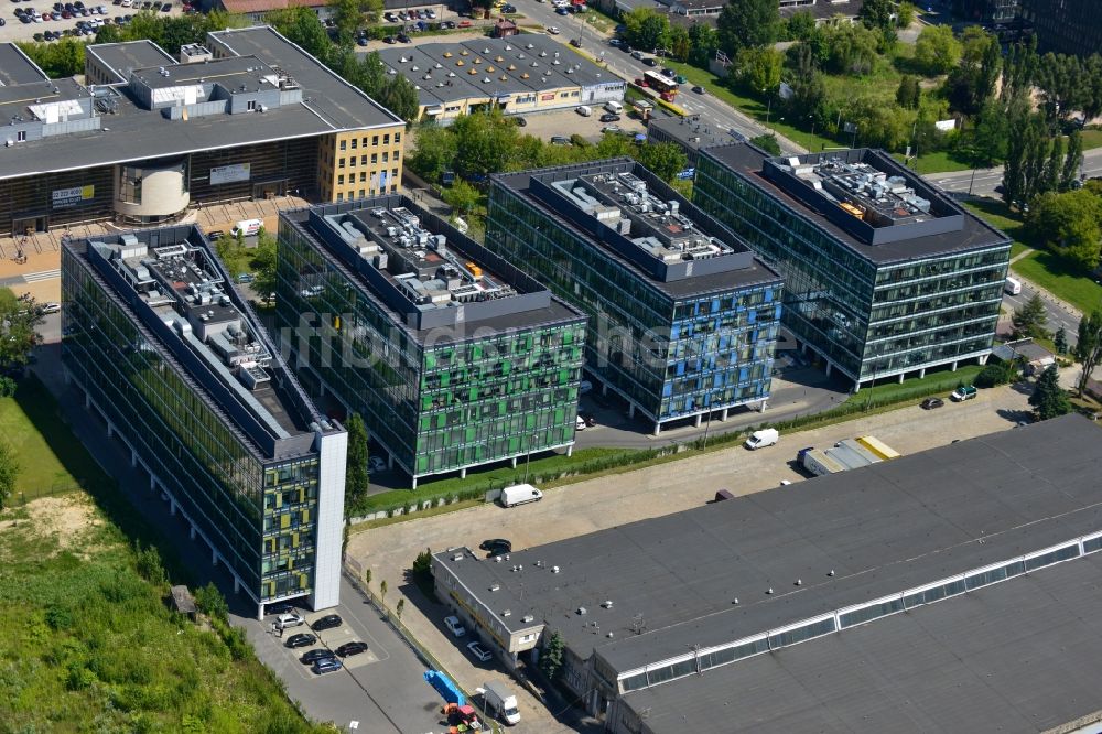 Luftaufnahme Warschau Mokotow - Büro- und Geschäfthaus- Gebäudekomplex Park Postepu im Stadtteil Mokotow in Warschau in Polen