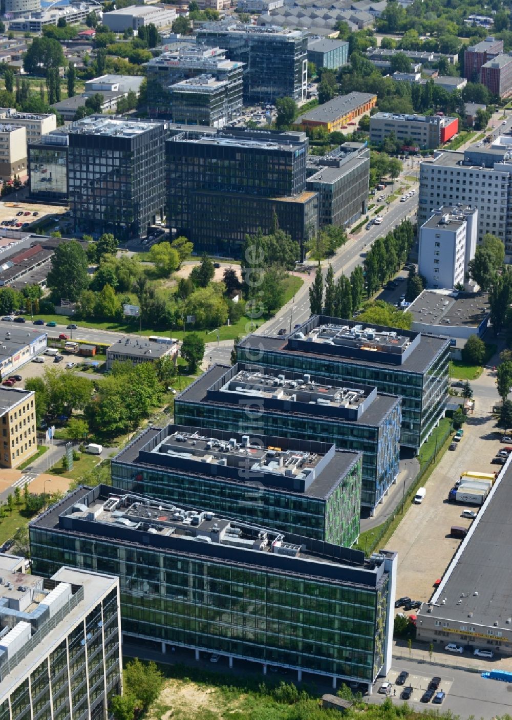 Warschau Mokotow aus der Vogelperspektive: Büro- und Geschäfthaus- Gebäudekomplex Park Postepu im Stadtteil Mokotow in Warschau in Polen