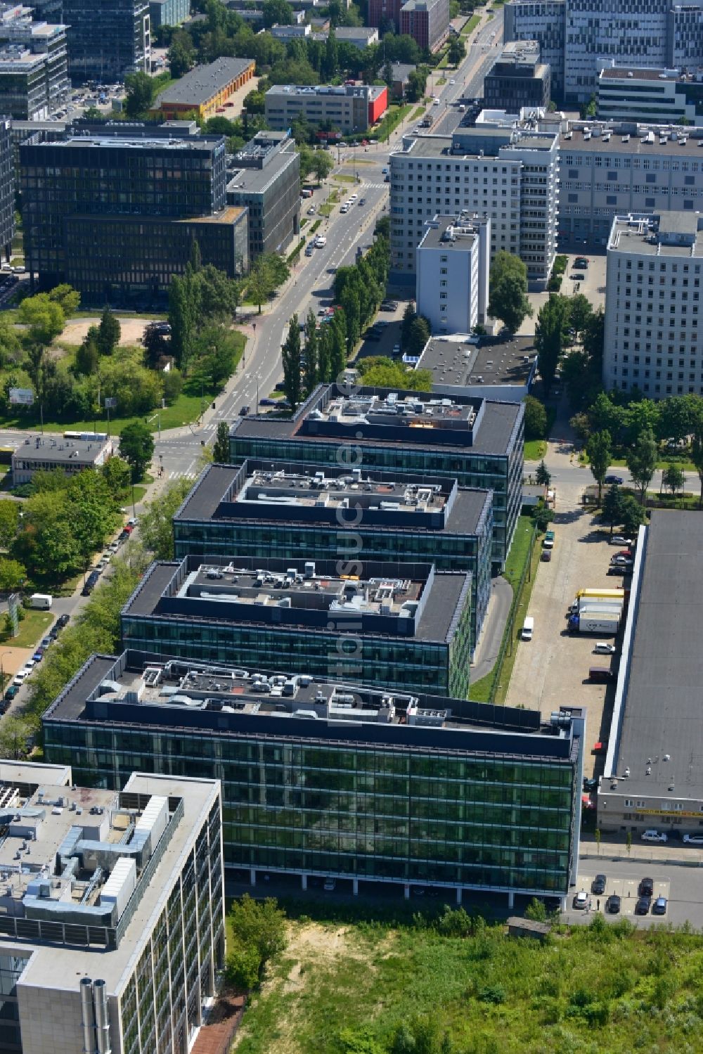 Luftbild Warschau Mokotow - Büro- und Geschäfthaus- Gebäudekomplex Park Postepu im Stadtteil Mokotow in Warschau in Polen