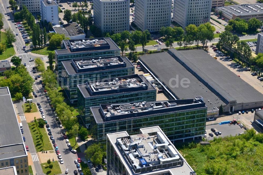 Luftaufnahme Warschau Mokotow - Büro- und Geschäfthaus- Gebäudekomplex Park Postepu im Stadtteil Mokotow in Warschau in Polen