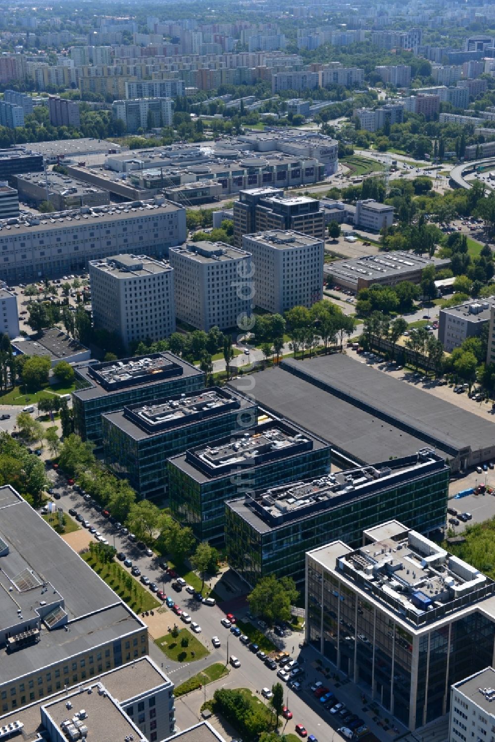 Warschau Mokotow aus der Vogelperspektive: Büro- und Geschäfthaus- Gebäudekomplex Park Postepu im Stadtteil Mokotow in Warschau in Polen