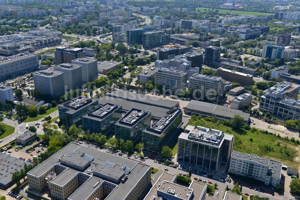 Warschau Mokotow von oben - Büro- und Geschäfthaus- Gebäudekomplex Park Postepu im Stadtteil Mokotow in Warschau in Polen