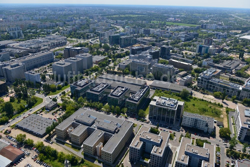 Warschau Mokotow aus der Vogelperspektive: Büro- und Geschäfthaus- Gebäudekomplex Park Postepu im Stadtteil Mokotow in Warschau in Polen