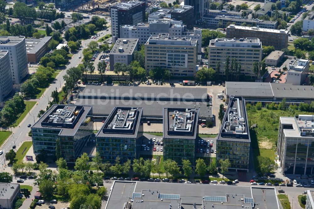 Luftaufnahme Warschau Mokotow - Büro- und Geschäfthaus- Gebäudekomplex Park Postepu im Stadtteil Mokotow in Warschau in Polen