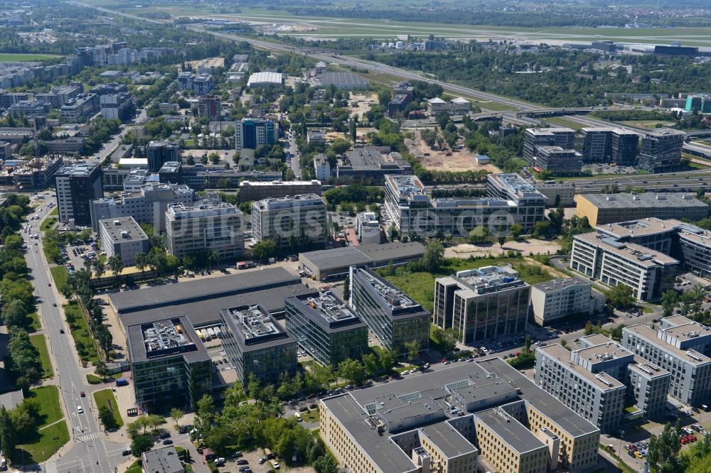 Luftbild Warschau Mokotow - Büro- und Geschäfthaus- Gebäudekomplex Park Postepu im Stadtteil Mokotow in Warschau in Polen