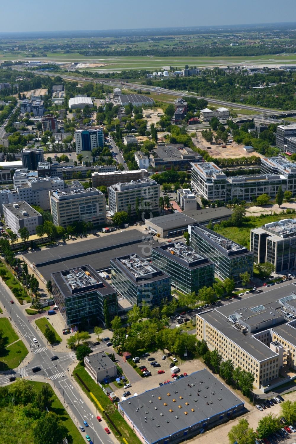 Luftaufnahme Warschau Mokotow - Büro- und Geschäfthaus- Gebäudekomplex Park Postepu im Stadtteil Mokotow in Warschau in Polen