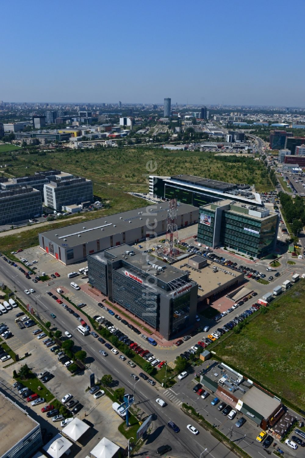 Luftaufnahme Bukarest - Büro- und Geschäfthaus- Gebäudekomplex Pipera 1 - 2 in Bukarest in Rumänien