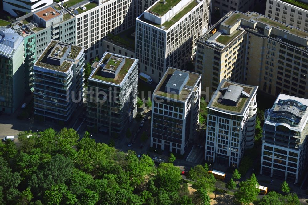 Berlin von oben - Büro- und Geschäftsbauten in der Lenne'-straße im Stadtbezirk Mitte von Berlin