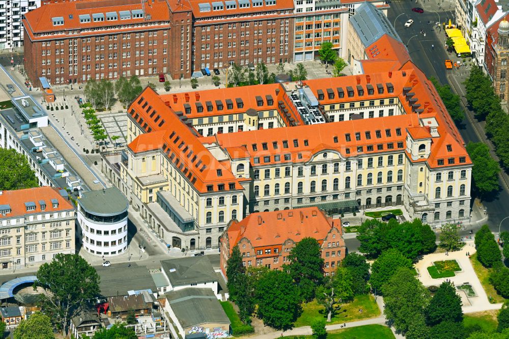 Berlin aus der Vogelperspektive: Büro- und Geschäftsgebäude FORUM an der MUSEUMSINSEL in Berlin, Deutschland