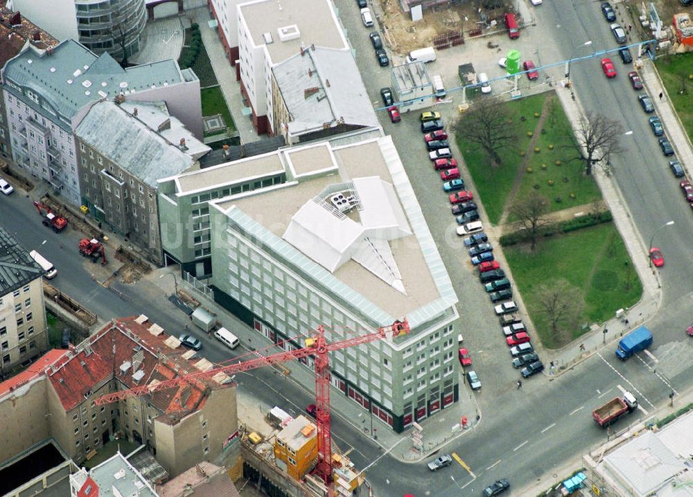 Luftbild Berlin - Büro- und Geschäftshaus der Bayerischen Hausbau an der Invalidenstraße in Berlin-Mitte.