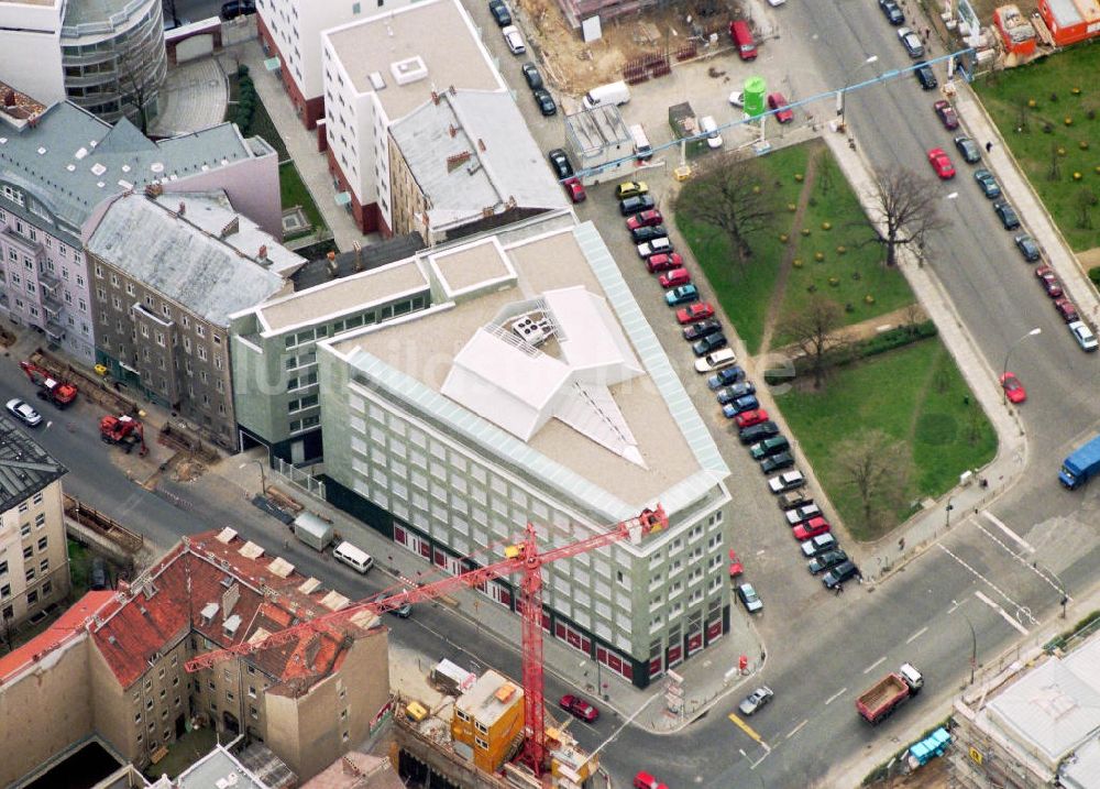 Luftaufnahme Berlin - Büro- und Geschäftshaus der Bayerischen Hausbau an der Invalidenstraße in Berlin-Mitte.