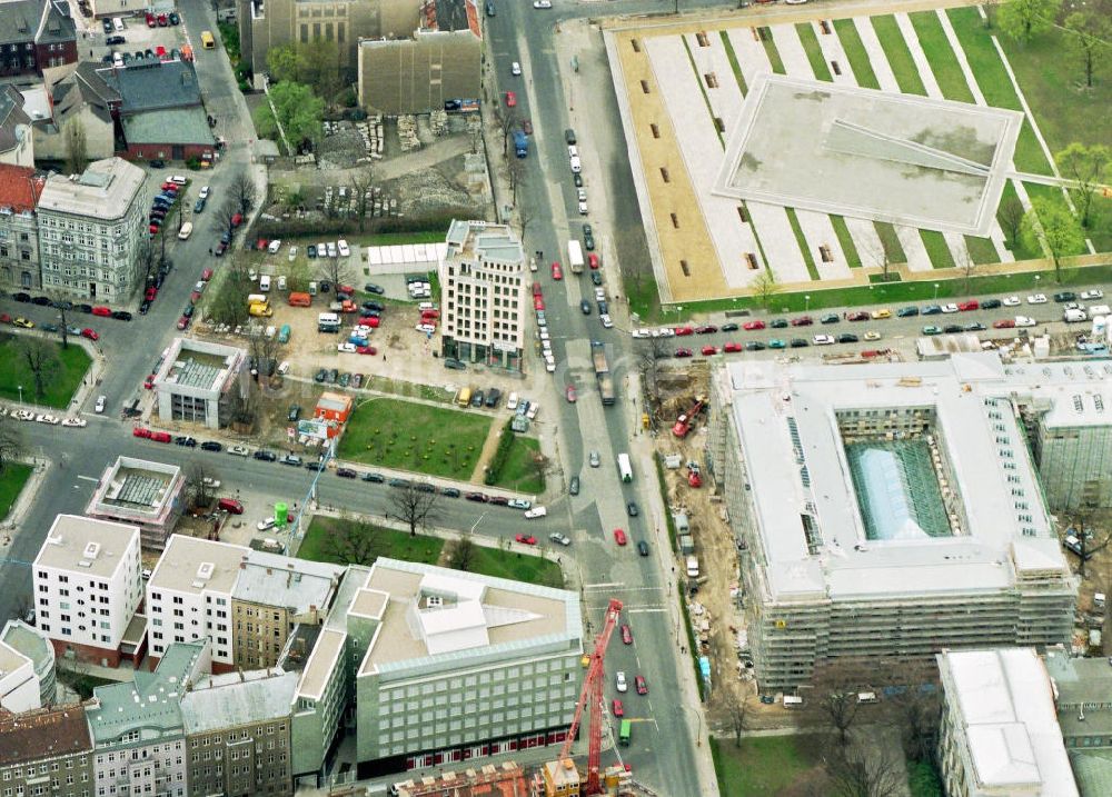 Berlin von oben - Büro- und Geschäftshaus der Bayerischen Hausbau an der Invalidenstraße in Berlin-Mitte.