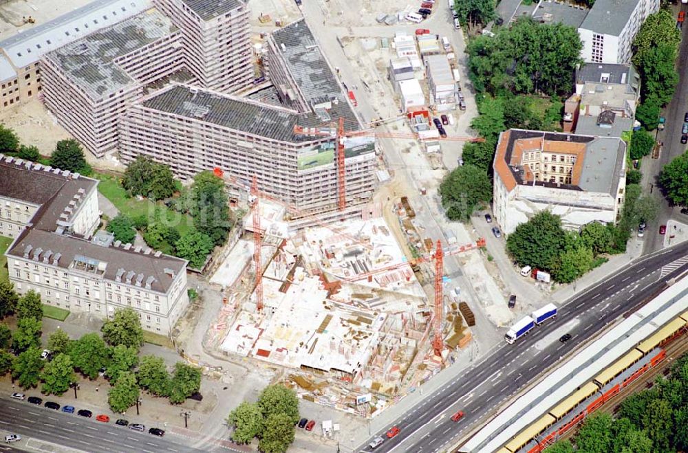 Berlin / Tiergarten aus der Vogelperspektive: Büro-und Geschäftshaus am S-Bhf Tiergarten Tiergarten / Berlin