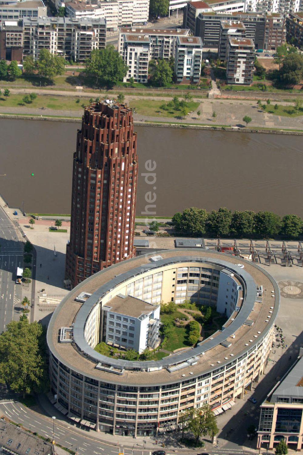 Frankfurt am Main von oben - Büro- und Geschäftshaus Colosseum in Frankfurt / Main