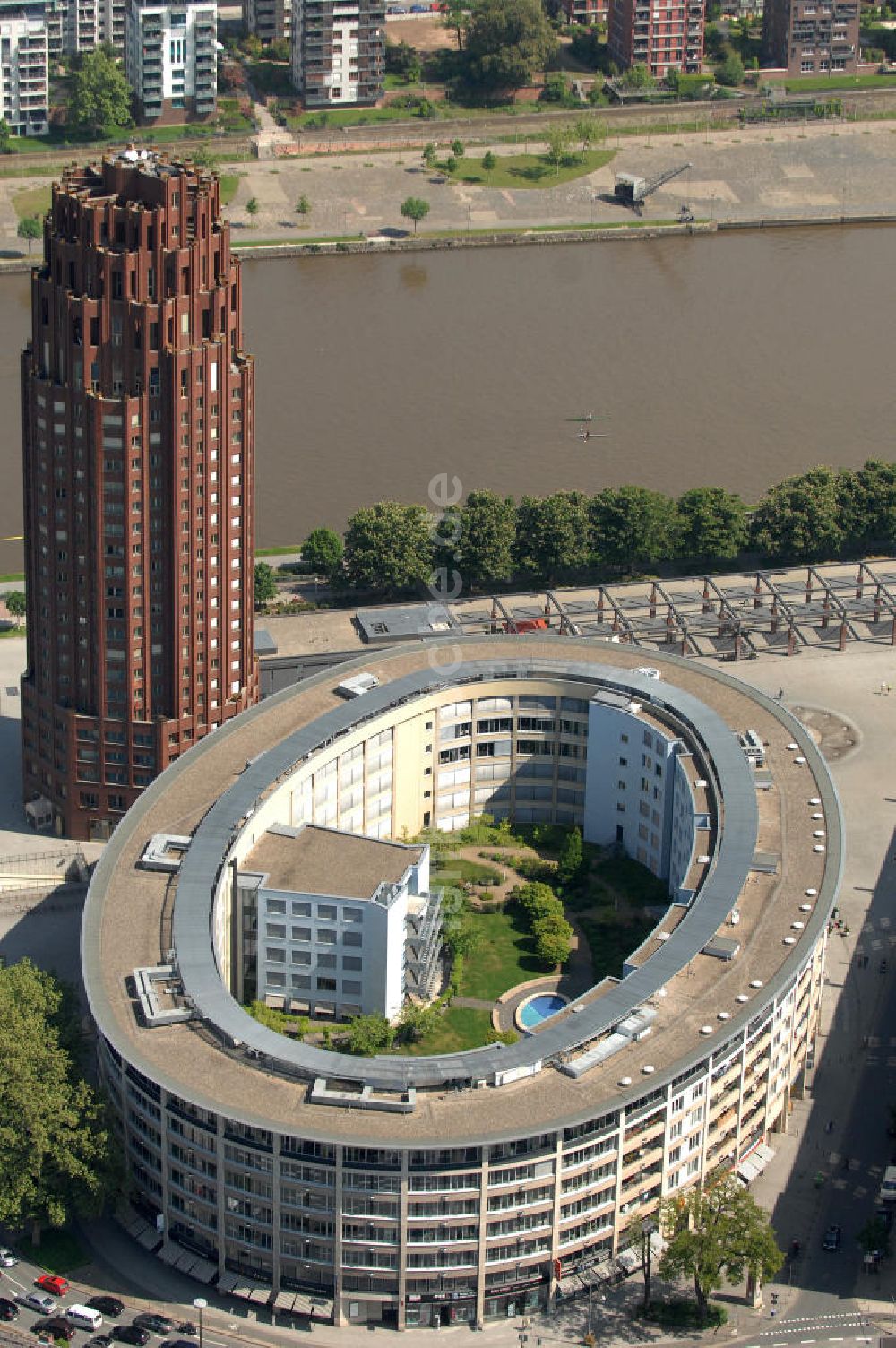 Frankfurt am Main aus der Vogelperspektive: Büro- und Geschäftshaus Colosseum in Frankfurt / Main