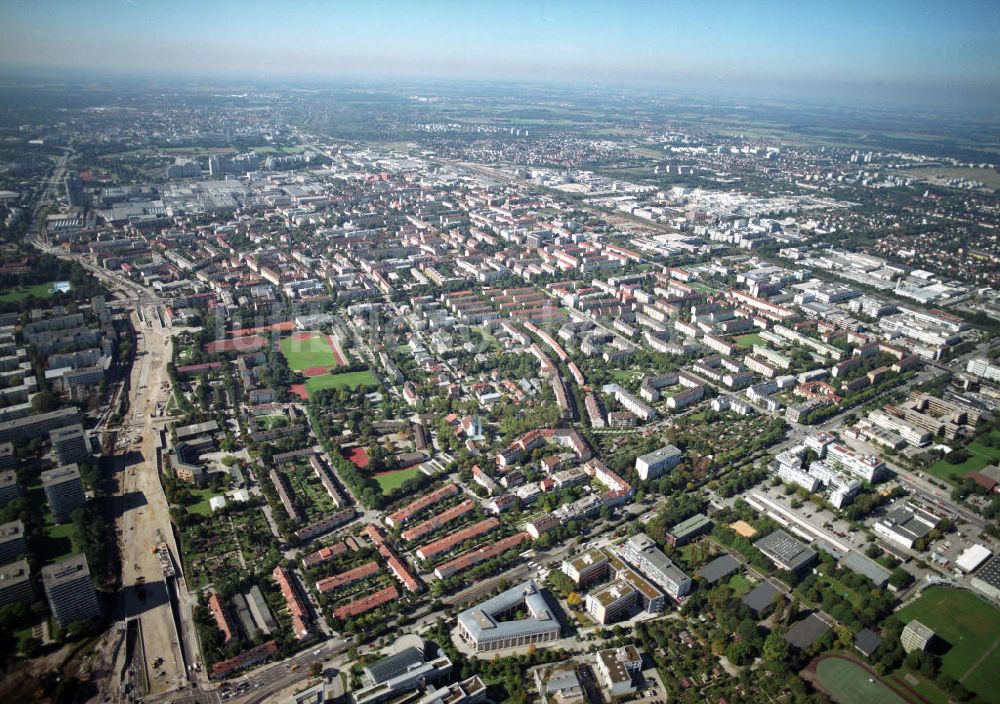 München aus der Vogelperspektive: Büro und Geschäftshaus derIVG / DIFA in München 30.09.02
80807 München an der Leopoldstr