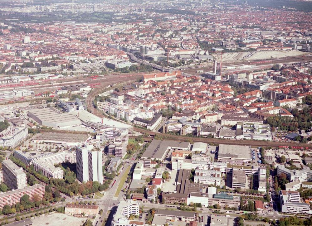 München von oben - Büro und Geschäftshaus dr DIFA in München 30.09.2002 80686 München Westendstraße 193/195v