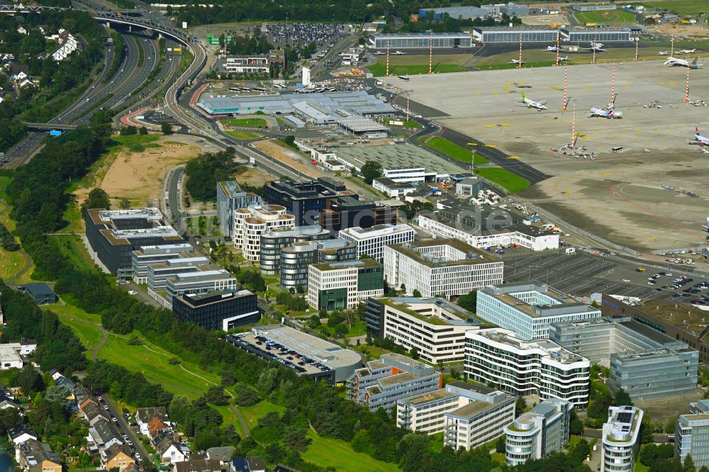 Düsseldorf aus der Vogelperspektive: Büro- und Geschäftshaus- Ensemble mit dem F101 - Airport City Düsseldorf zwischen Flughafenstraße und Klaus-Bungert-Straße in Düsseldorf im Bundesland Nordrhein-Westfalen, Deutschland