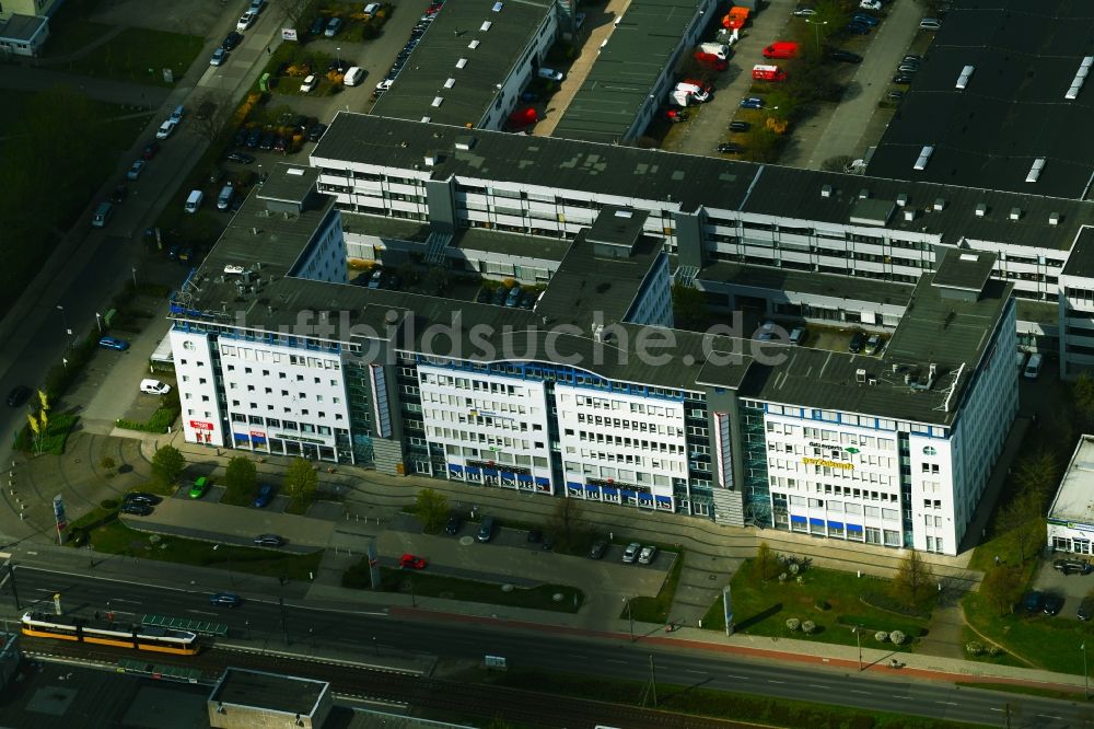 Berlin aus der Vogelperspektive: Büro- und Geschäftshaus- Ensemble Allee der Kosmonauten im Ortsteil Marzahn in Berlin, Deutschland