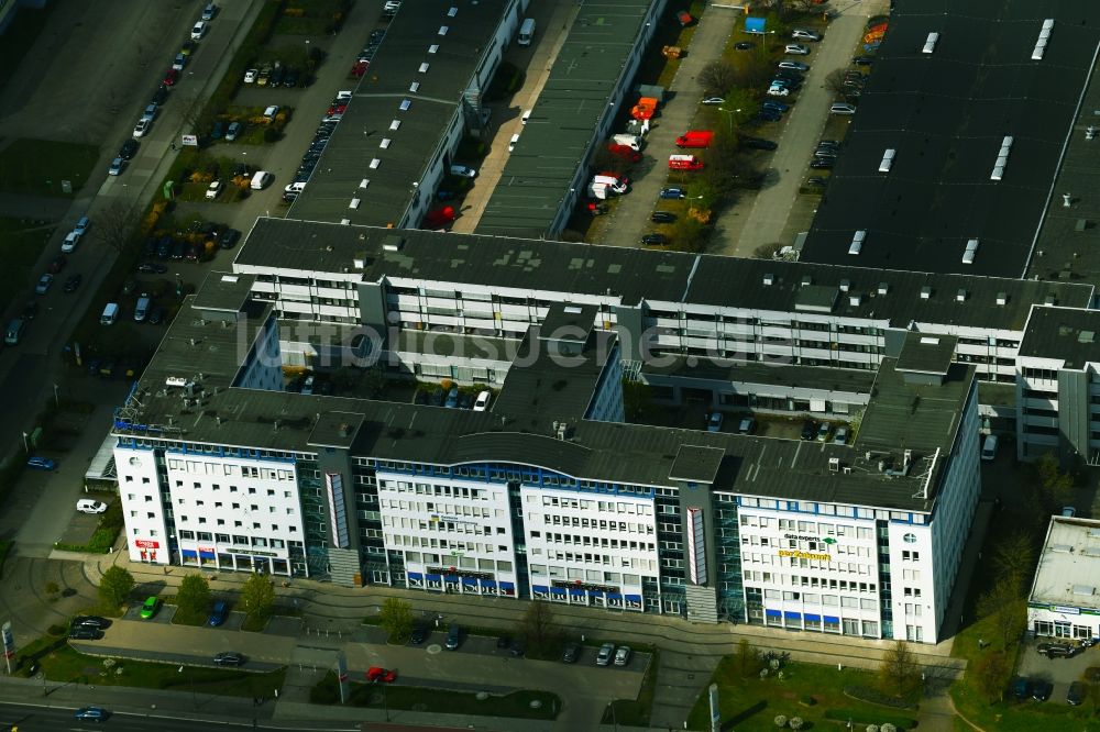 Luftbild Berlin - Büro- und Geschäftshaus- Ensemble Allee der Kosmonauten im Ortsteil Marzahn in Berlin, Deutschland