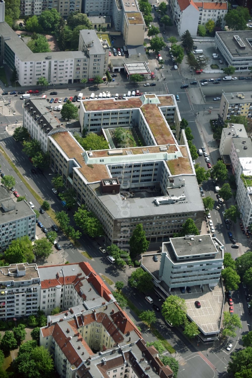 Berlin von oben - Büro- und Geschäftshaus- Ensemble Badensche Straße - Berliner Straße in Berlin