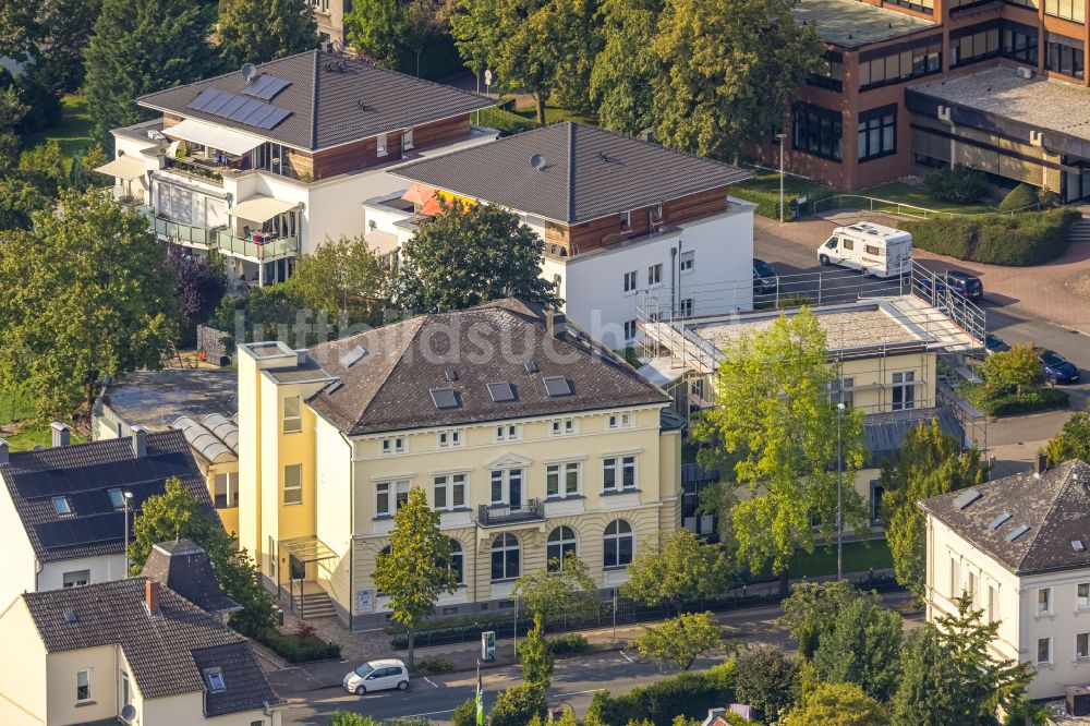 Beckum aus der Vogelperspektive: Büro- und Geschäftshaus- Ensemble in Beckum im Bundesland Nordrhein-Westfalen, Deutschland