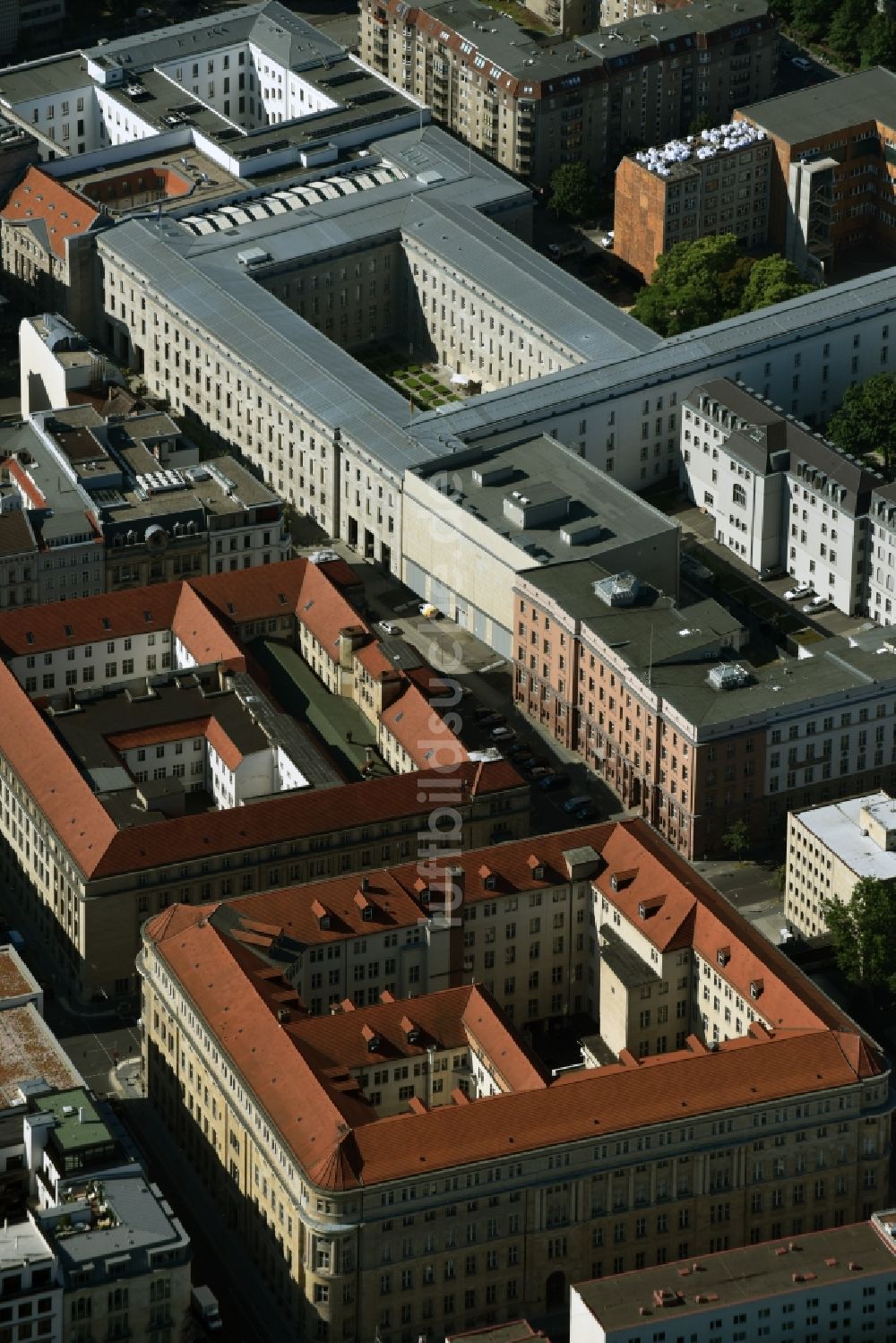 Berlin aus der Vogelperspektive: Büro- und Geschäftshaus- Ensemble Behrenstraße - Glinkastraße - Französische Straße - Mauerstraße in Mitte in Berlin