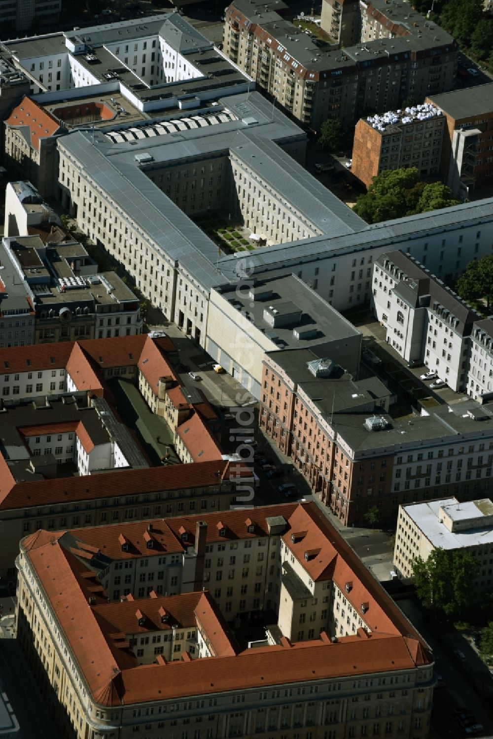 Berlin von oben - Büro- und Geschäftshaus- Ensemble Behrenstraße - Glinkastraße - Französische Straße - Mauerstraße in Mitte in Berlin