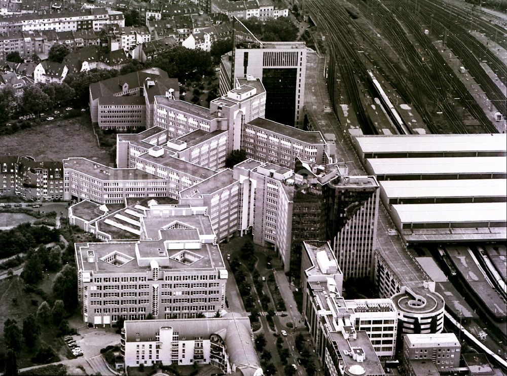 Düsseldorf aus der Vogelperspektive: Büro- und Geschäftshaus- Ensemble am Bertha von Suttner Platz in Düsseldorf im Bundesland Nordrhein-Westfalen, Deutschland