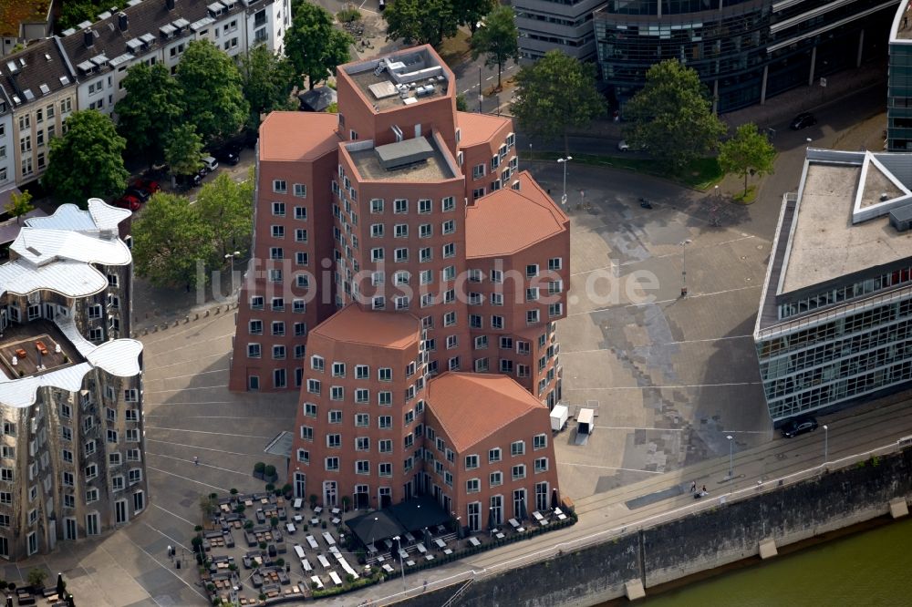 Düsseldorf von oben - Büro- und Geschäftshaus- Ensemble Am Handelshafen in Düsseldorf im Bundesland Nordrhein-Westfalen, Deutschland