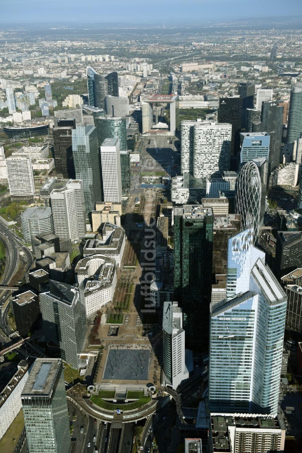 Paris Puteaux aus der Vogelperspektive: Büro- und Geschäftshaus- Ensemble im Hochhausviertel La Défense in Paris in Ile-de-France, Frankreich