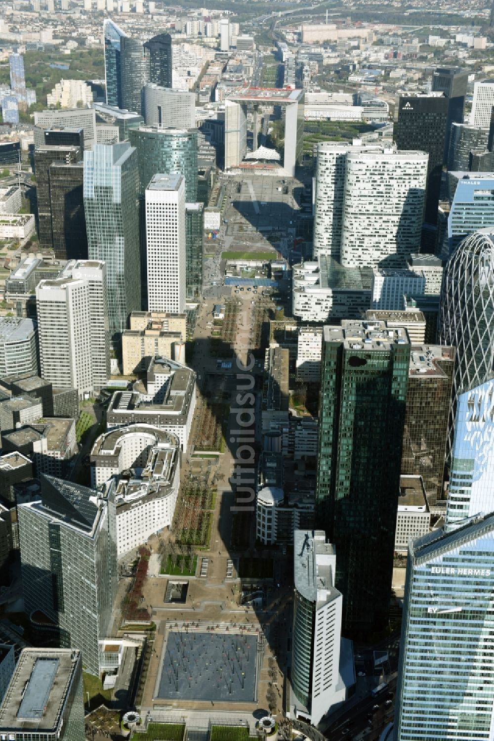 Luftaufnahme Paris Puteaux - Büro- und Geschäftshaus- Ensemble im Hochhausviertel La Défense in Paris in Ile-de-France, Frankreich