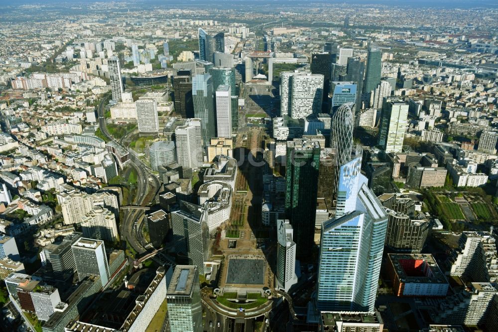 Paris von oben - Büro- und Geschäftshaus- Ensemble im Hochhausviertel La Défense in Paris in Ile-de-France, Frankreich