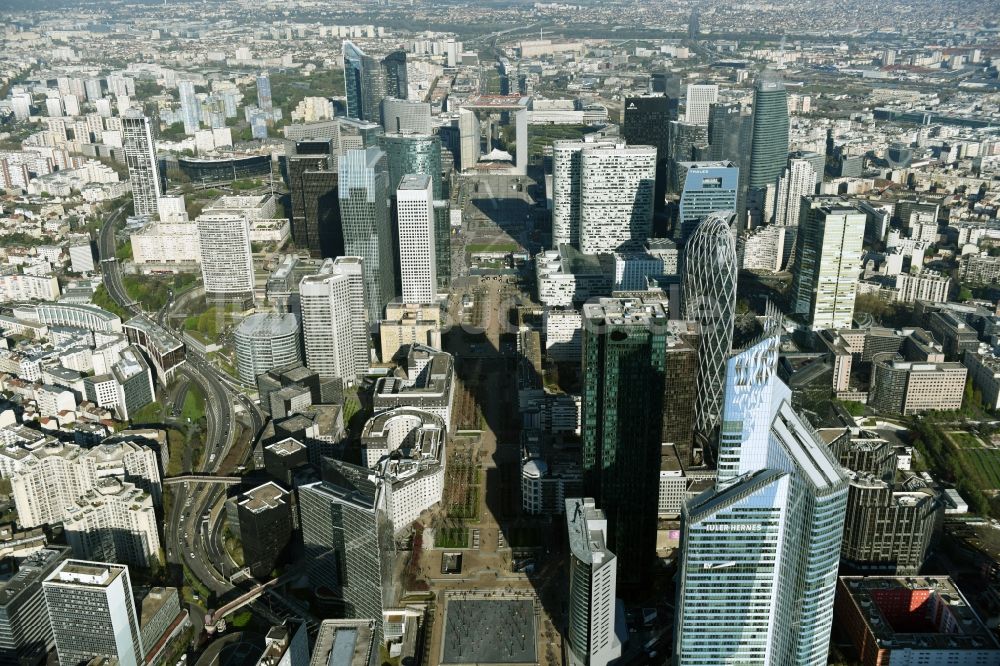 Paris aus der Vogelperspektive: Büro- und Geschäftshaus- Ensemble im Hochhausviertel La Défense in Paris in Ile-de-France, Frankreich