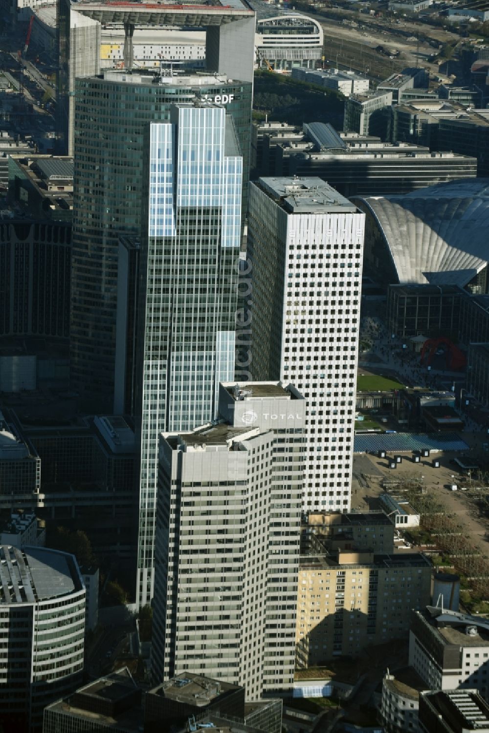 Paris aus der Vogelperspektive: Büro- und Geschäftshaus- Ensemble im Hochhausviertel La Défense in Paris in Ile-de-France, Frankreich