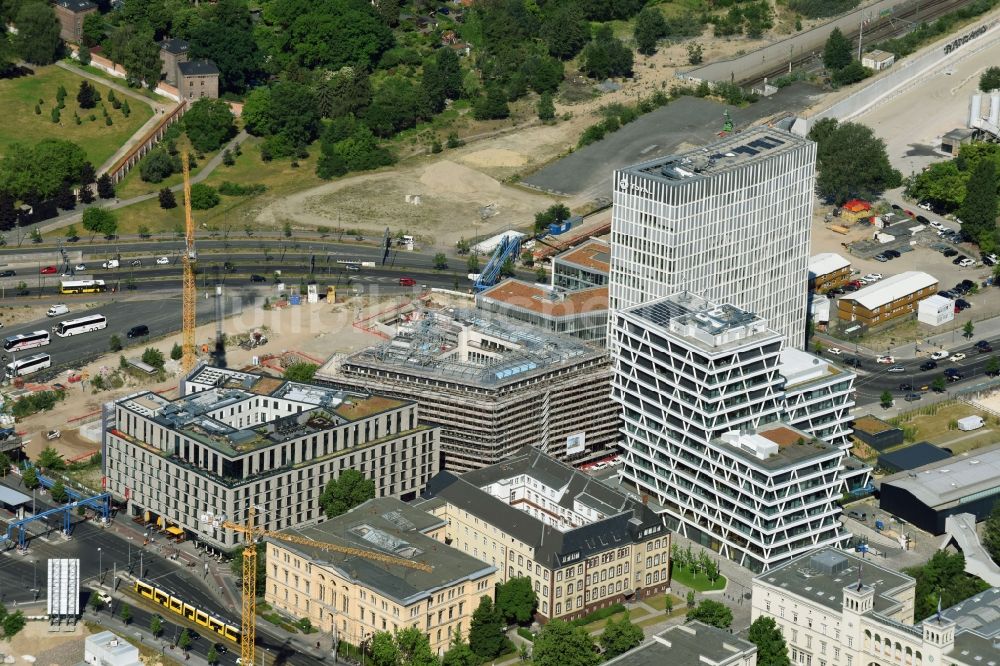 Berlin aus der Vogelperspektive: Büro- und Geschäftshaus- Ensemble an der Invalidenstraße - Heidestraße im Ortsteil Mitte in Berlin, Deutschland