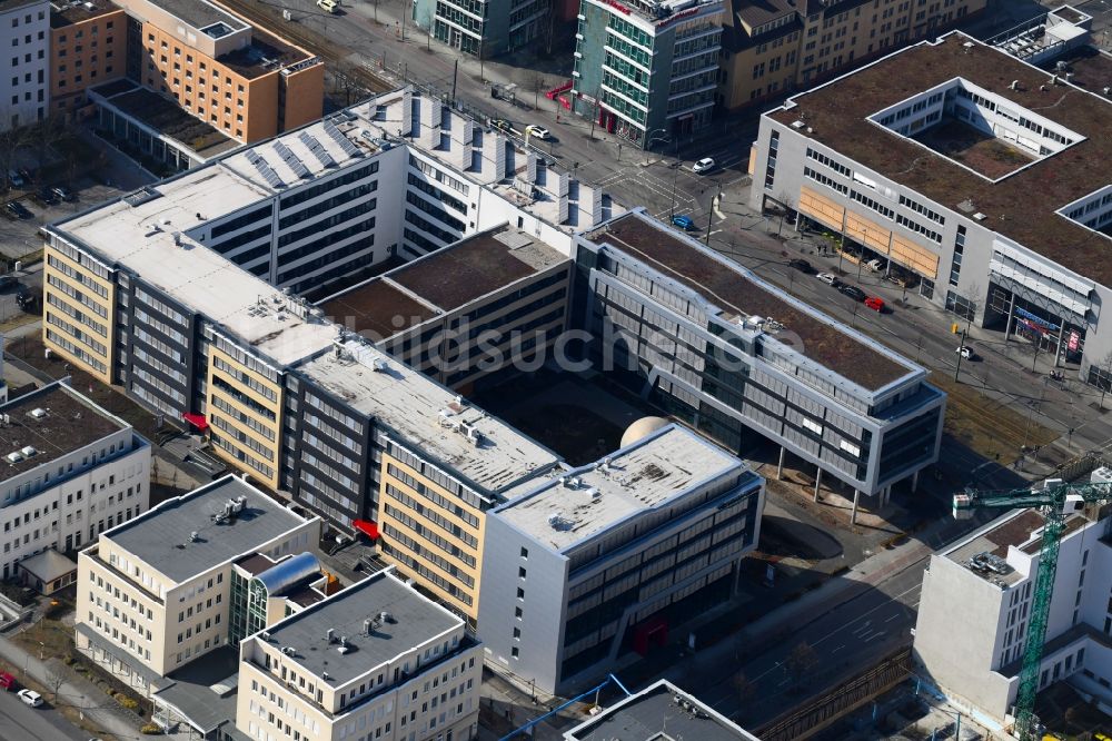 Berlin aus der Vogelperspektive: Büro- und Geschäftshaus- Ensemble mit Isothermische Kugellaboren im Ortsteil Adlershof in Berlin, Deutschland