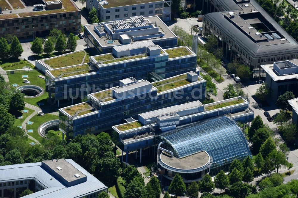 München aus der Vogelperspektive: Büro- und Geschäftshaus- Ensemble an der Leopoldstraße - Karl-Weinmair-Straße - Heinrich-Kley-Straße im Ortsteil Milbertshofen-Am Hart in München im Bundesland Bayern, Deutschland