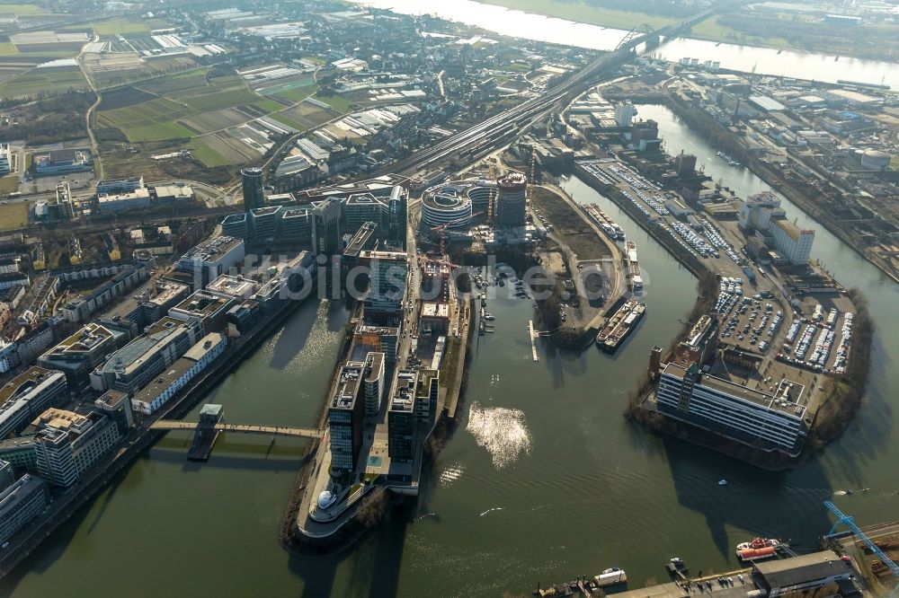 Luftaufnahme Düsseldorf - Büro- und Geschäftshaus- Ensemble Medienhafen im Ortsteil Hafen in Düsseldorf im Bundesland Nordrhein-Westfalen, Deutschland