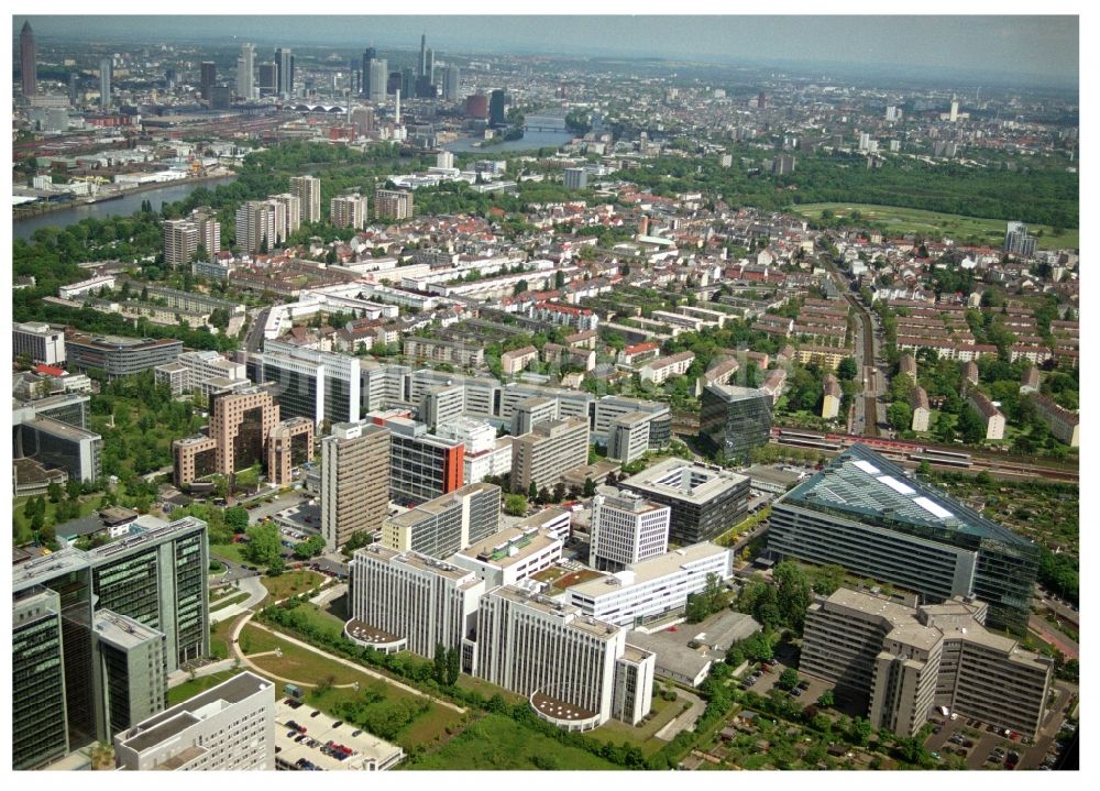 Frankfurt am Main aus der Vogelperspektive: Büro- und Geschäftshaus- Ensemble in Niederrad in Frankfurt am Main im Bundesland Hessen, Deutschland