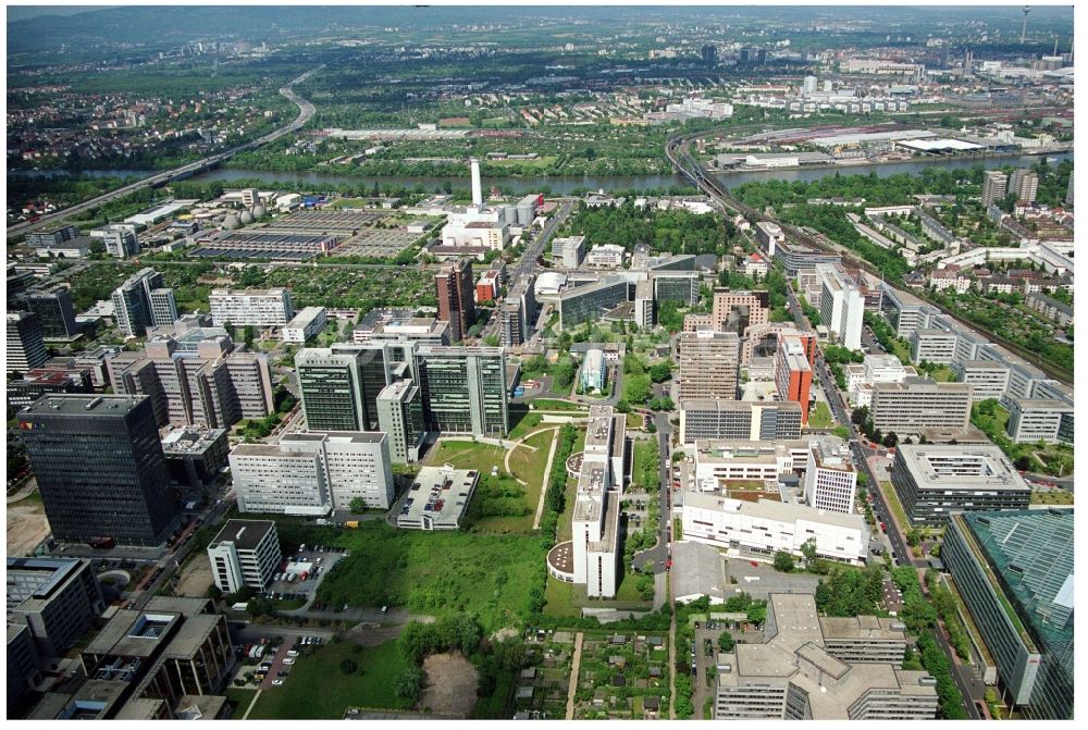 Frankfurt am Main von oben - Büro- und Geschäftshaus- Ensemble in Niederrad in Frankfurt am Main im Bundesland Hessen, Deutschland