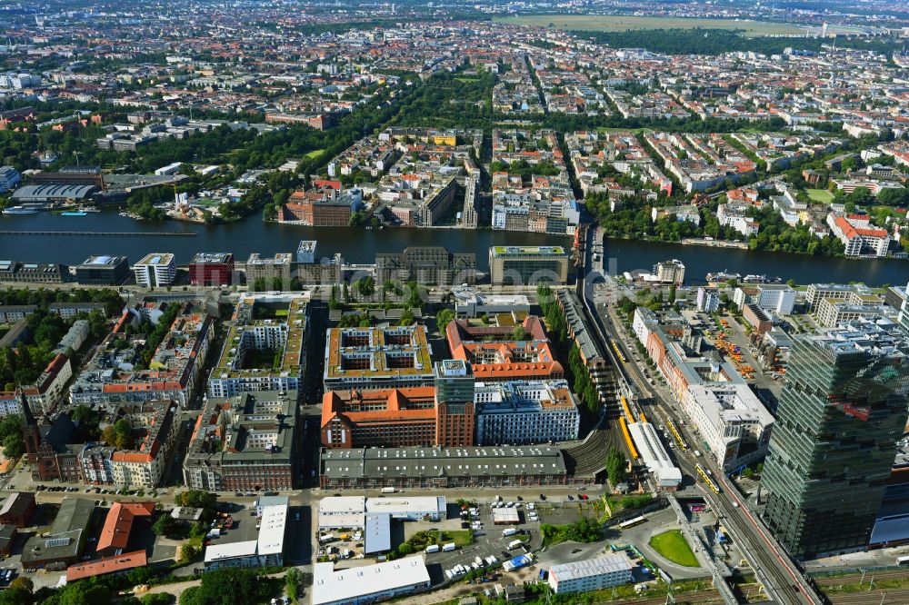 Luftaufnahme Berlin - Büro- und Geschäftshaus- Ensemble Oberbaum City im Ortsteil Friedrichshain in Berlin